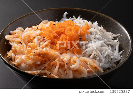 海鮮蓋飯（櫻花蝦、銀魚、飛魚籽）[銀魚：國產，櫻花蝦：台灣產] 139525227
