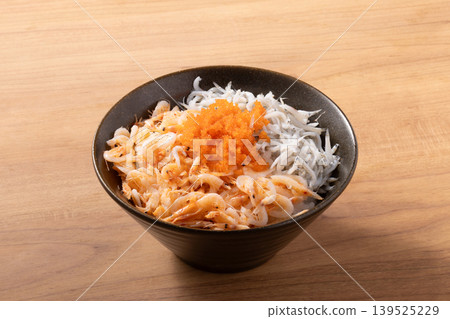 海鮮蓋飯（櫻花蝦、銀魚、飛魚籽）[銀魚：國產，櫻花蝦：台灣產] 139525229