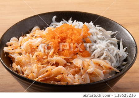 海鮮蓋飯（櫻花蝦、銀魚、飛魚籽）[銀魚：國產，櫻花蝦：台灣產] 139525230