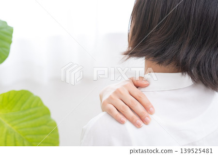woman with shoulder pain woman with shoulder pain 139525481