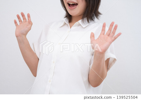 一位表情單純、略帶驚訝的年輕女子,背景是白色。 一位表情單純、略帶驚訝的年輕女子,背景是白色。 139525504