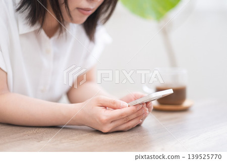 在客廳操縱智能手機的女人 139525770