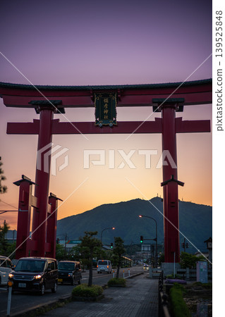 黃昏時分,彌彥神社巨大的鳥居映入眼簾。 黃昏時分,彌彥神社巨大的鳥居映入眼簾。 139525848
