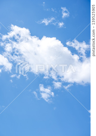 初夏的天空,藍天,晴空,五月景象 初夏的天空,藍天,晴空,五月景象 139525905