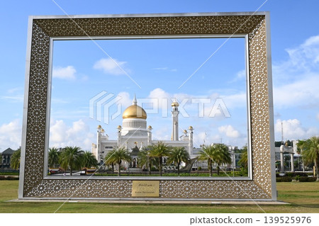 Brunei, 5 Mosques Fitting into the Frame 139525976