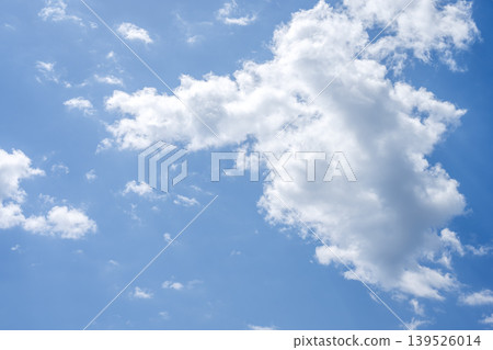初夏的天空,藍天,晴空,五月景象 初夏的天空,藍天,晴空,五月景象 139526014
