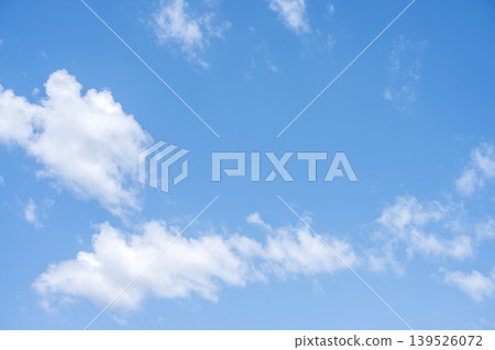 初夏的天空,藍天,晴空,五月景象 初夏的天空,藍天,晴空,五月景象 139526072