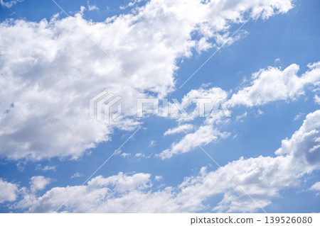 初夏的天空,藍天,晴空,五月景象 初夏的天空,藍天,晴空,五月景象 139526080