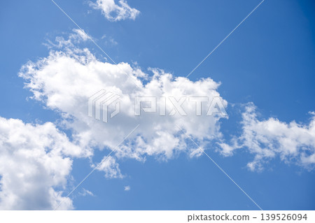 初夏的天空,藍天,晴空,五月景象 初夏的天空,藍天,晴空,五月景象 139526094