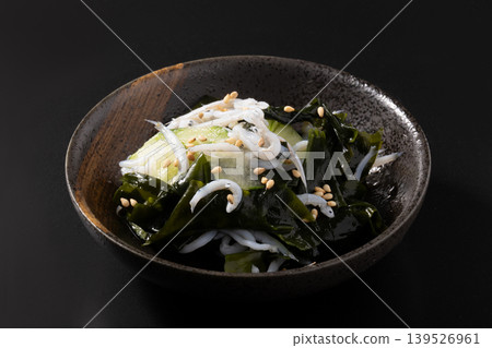 裙帶菜黃瓜沙拉佐煮銀魚。 裙帶菜黃瓜沙拉佐煮銀魚。 139526961