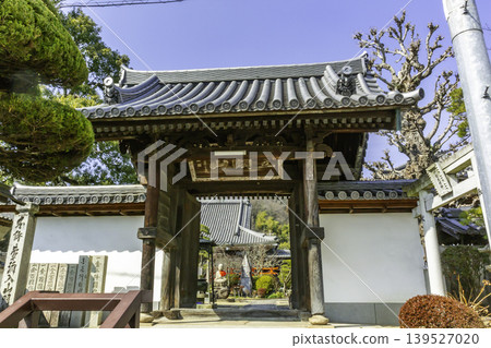 Kasaoka city center, Itokuji Temple, main gate, Kasaoka City, Okayama Prefecture Kasaoka city center, Itokuji Temple, main gate, Kasaoka City, Okayama Prefecture 139527020