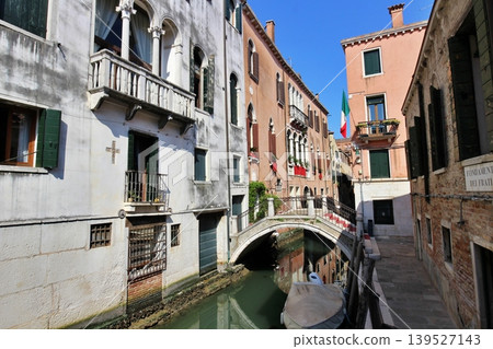 Canals and bridges in the San Marco district of Venice's old town, Italy. Canals and bridges in the San Marco district of Venice's old town, Italy. 139527143