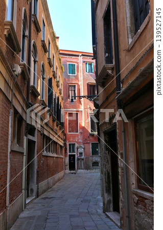 An alley in the San Marco district of Venice's old town, Italy. 139527145