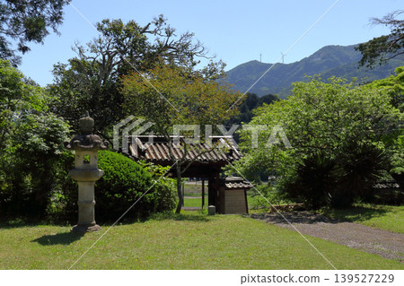 Romantic Ibaraki (The main gate of Itajikiyama Daikakuji Temple. In the distance, beyond the sky where green leaves are sprouting, is Mount Kaba, a mountain of mountain worship) Ishioka City 139527229