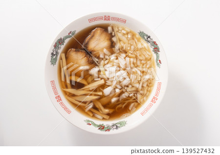 醬油拉麵（加切碎的新洋蔥） 139527432