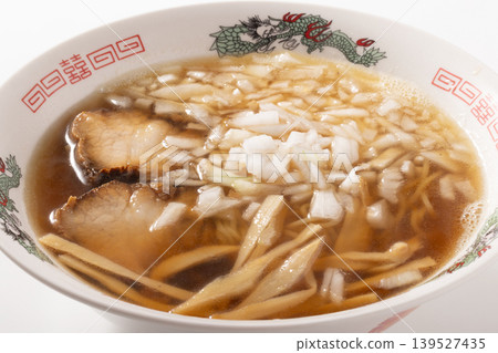 醬油拉麵（加切碎的新洋蔥） 139527435