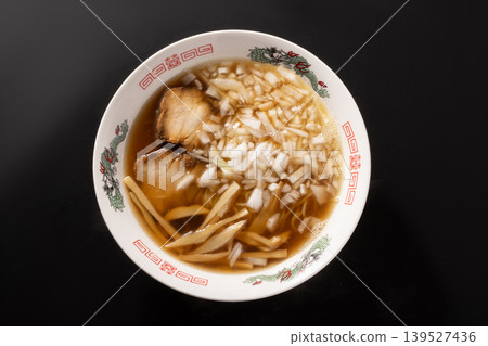 醬油拉麵（加切碎的新洋蔥） 139527436