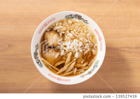 醬油拉麵（加切碎的新洋蔥） 139527439