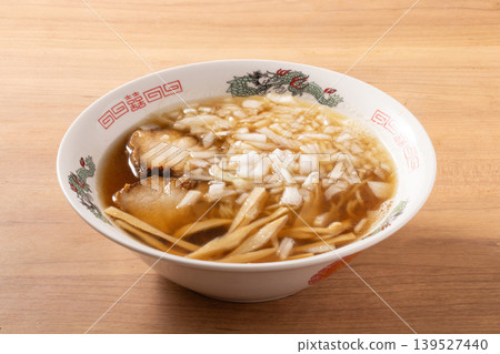 醬油拉麵（加切碎的新洋蔥） 139527440