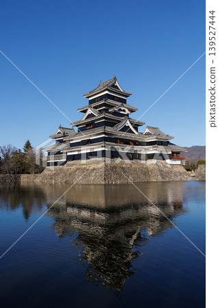 晴朗日子鬆本城(長野縣松本市)的倒影。 晴朗日子鬆本城(長野縣松本市)的倒影。 139527444