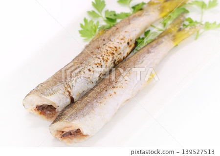 鹽烤梭魚(魚類菜餚)- 明亮背景 鹽烤梭魚(魚類菜餚)- 明亮背景 139527513