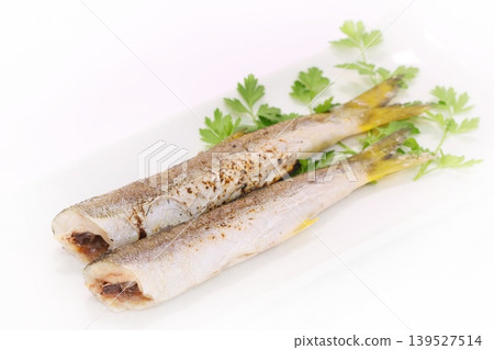 鹽烤梭魚(魚類菜餚)- 明亮背景 鹽烤梭魚(魚類菜餚)- 明亮背景 139527514