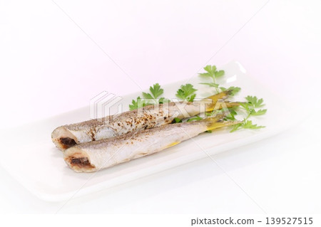 鹽烤梭魚(魚類菜餚)- 明亮背景 鹽烤梭魚(魚類菜餚)- 明亮背景 139527515