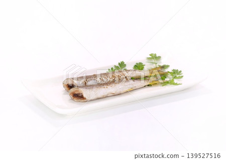 鹽烤梭魚(魚類菜餚)- 明亮背景 鹽烤梭魚(魚類菜餚)- 明亮背景 139527516