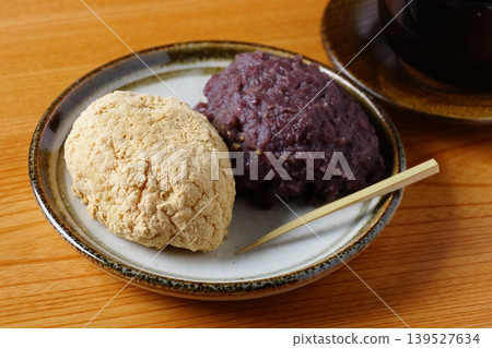 萩餅(年糕)和黃豆粉裹年糕(裹著烤黃豆粉的年糕) 萩餅(年糕)和黃豆粉裹年糕(裹著烤黃豆粉的年糕) 139527634