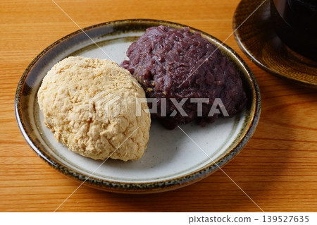 萩餅(年糕)和黃豆粉裹年糕(裹著烤黃豆粉的年糕) 萩餅(年糕)和黃豆粉裹年糕(裹著烤黃豆粉的年糕) 139527635