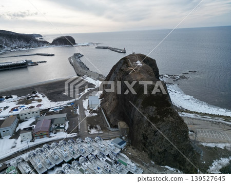從空中俯瞰北海道舍裡町宇登呂港和奧倫科岩。 139527645
