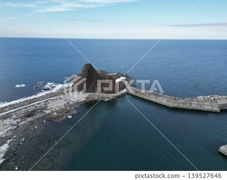 從空中俯瞰北海道舍利町宇登呂岬的三角形岩石 從空中俯瞰北海道舍利町宇登呂岬的三角形岩石 139527646