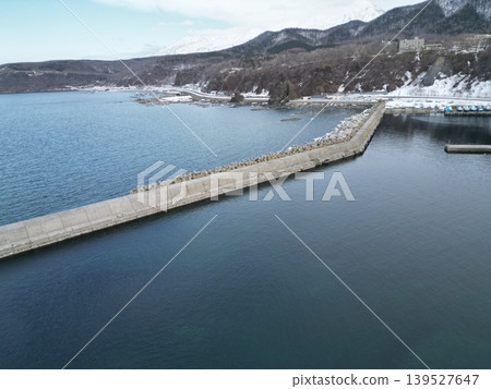 北海道舍裡町宇登呂港及沿海風光鳥瞰圖。 北海道舍裡町宇登呂港及沿海風光鳥瞰圖。 139527647