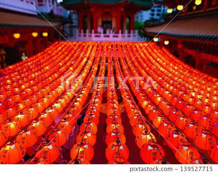 一排朱紅色燈籠 一排朱紅色燈籠 139527715