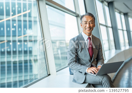 一位高級商務人士正在操作筆記型電腦 139527795