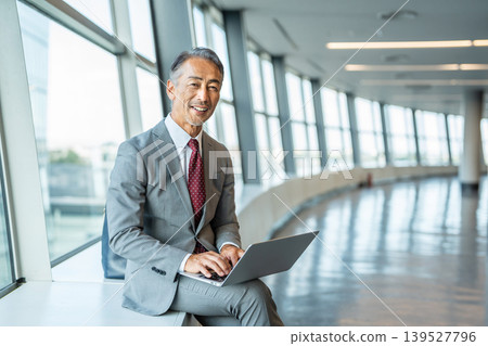 一位高級商務人士正在操作筆記型電腦 139527796