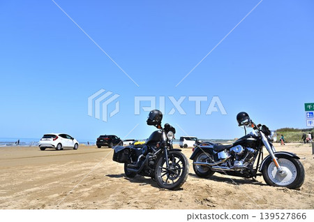 摩托車和汽車沿著能登半島的渚大道行駛 摩托車和汽車沿著能登半島的渚大道行駛 139527866