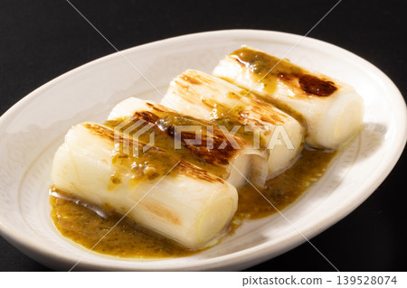 Grilled green onions with ukogi miso dressing 139528074