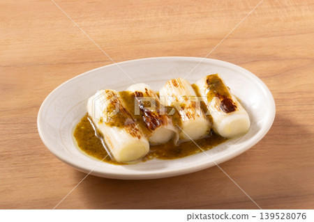 Grilled green onions with ukogi miso dressing 139528076