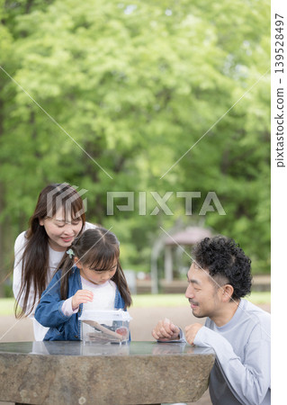 涉及學習自然和生物學的教育活動,例如昆蟲採集;暑假獨立研究項目和體驗式學習的圖片。 涉及學習自然和生物學的教育活動,例如昆蟲採集;暑假獨立研究項目和體驗式學習的圖片。 139528497