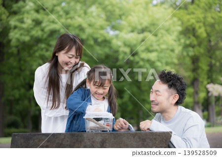 涉及學習自然和生物學的教育活動,例如昆蟲採集;暑假獨立研究項目和體驗式學習的圖片。 涉及學習自然和生物學的教育活動,例如昆蟲採集;暑假獨立研究項目和體驗式學習的圖片。 139528509