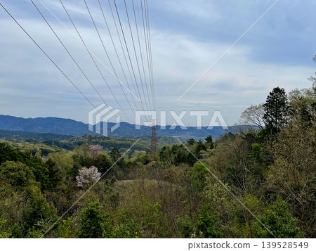 高壓輸電線路橫跨武士自然步道、阿布山/今城塚古墓路線。 高壓輸電線路橫跨武士自然步道、阿布山/今城塚古墓路線。 139528549