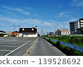 郊區一條寧靜筆直的道路和城鎮景觀，晴空萬裡。 139528692