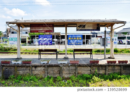 The platform at Nakaminato Station on the Hitachinaka Seaside Railway retains a retro Showa-era atmosphere. The platform at Nakaminato Station on the Hitachinaka Seaside Railway retains a retro Showa-era atmosphere. 139528699