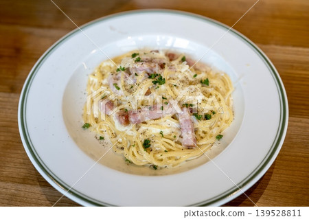 Rich cream pasta with onions and bacon 139528811