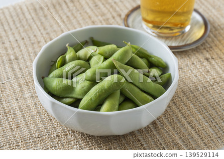 Edamame (green soybeans) Edamame (green soybeans) 139529114