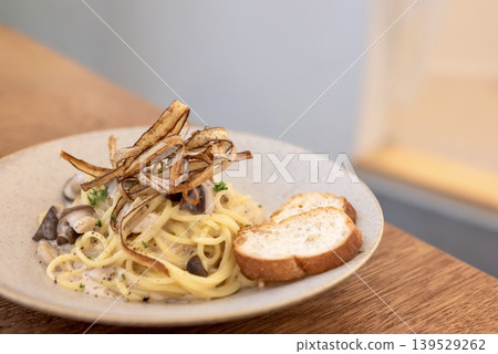 Mushroom and burdock root porcini pasta 139529262