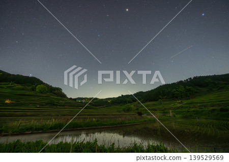 日本岡山縣三崎町美麗的夜色梯田 日本岡山縣三崎町美麗的夜色梯田 139529569