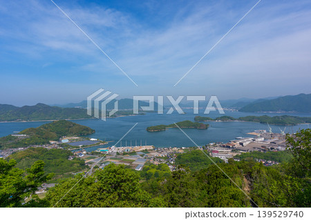 從廣島縣島波海道白瀧山頂可以欣賞到因島和瀨戶內海的壯麗景色。 從廣島縣島波海道白瀧山頂可以欣賞到因島和瀨戶內海的壯麗景色。 139529740