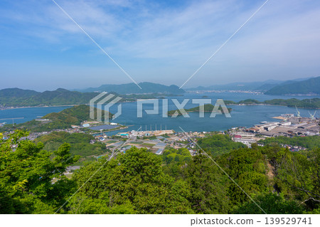 從廣島縣島波海道白瀧山頂可以欣賞到因島和瀨戶內海的壯麗景色。 從廣島縣島波海道白瀧山頂可以欣賞到因島和瀨戶內海的壯麗景色。 139529741
